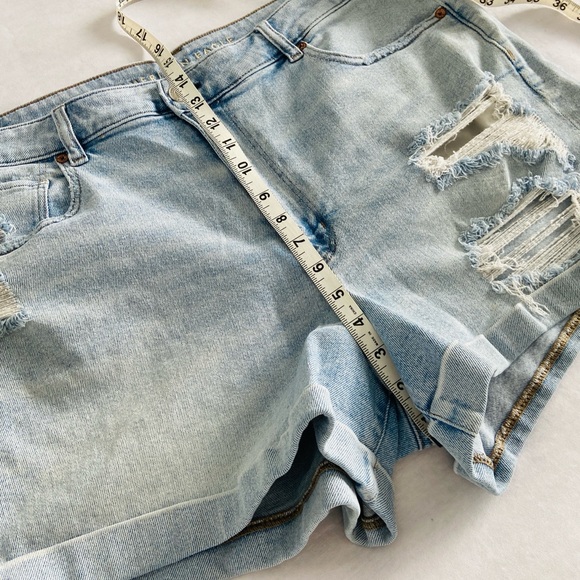 American Eagle “Mom Short” Stretch Size 18 Light Wash / Cuffed / Summer / Cuffed - Picture 11 of 12
